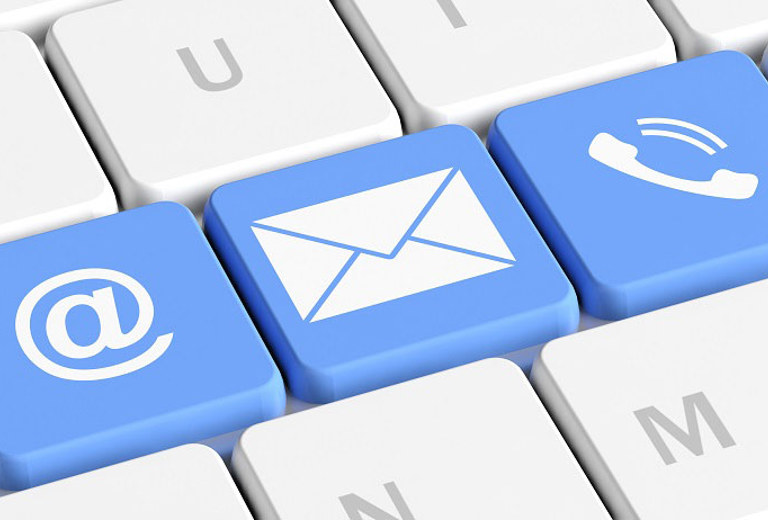 Tastatur mit Kontakticons (Mail, Web, Telefon) in weiß auf blauem Hintergrund