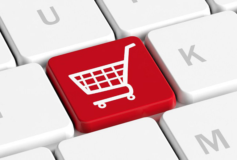 Computertastatur mit einzelner roter Taste, auf der ein Einkaufswagen in weiß abgebildet ist